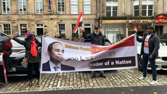 لقطات من استقبال الجالية المصرية للسيد الرئيس عبد الفتاح السيسي بأعلام مصر وهتافات الترحيب لدى وصوله إلى 42386