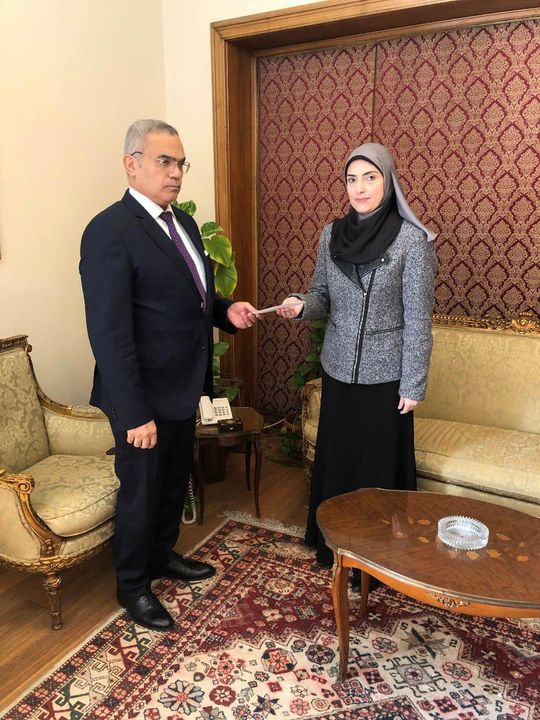 مساعد وزير الخارجية يُسلم مُستحقات مالية لورثة أحد المواطنيين المتوفيين في الخارج  في 50405