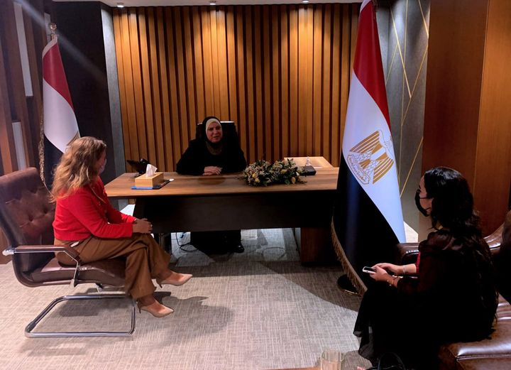 وزارة التجارة والصناعة: فى اجتماع موسع نظمه المكتب التجارى المصرى بدبى وزيرة التجارة 94442