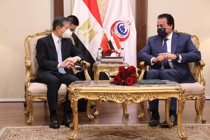 وزارة الصحة والسكان: وزير التعليم العالي والقائم بعمل وزير الصحة يستقبل السفير الصيني لدى مصر 94587
