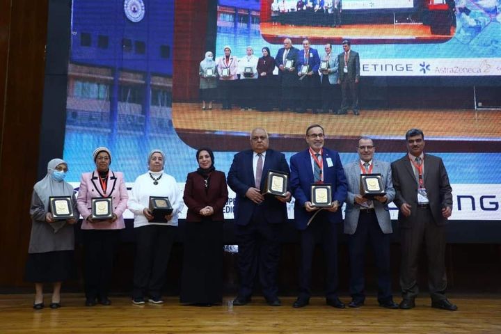وزير التعليم العالي يتلقى تقريرًا حول تنظيم المؤتمر السنوي لمعهد تيودور بلهارس تلقى د 24667