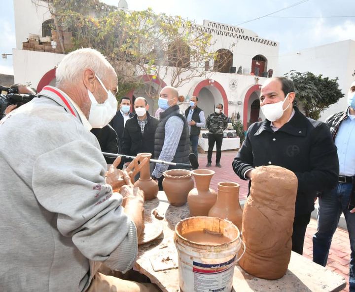 السيد الرئيس عبد الفتاح السيسي يتوقف لتبادل التحية مع المواطنين والعاملين في ورش الفخار بمصر القديمة حيث 33444