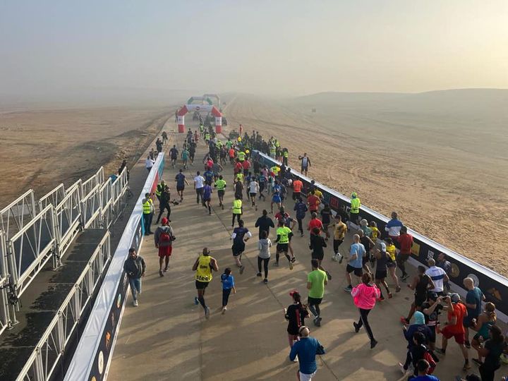 تحت رعاية وزارتي السياحة والآثار والشباب والرياضة استضافت صباح اليوم منطقة أهرامات الجيزة سباق نصف ماراثون 42685