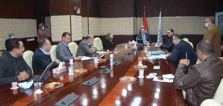 وزارة الإسكان والمرافق والمجتمعات العمرانية: معاون وزير الإسكان يبحث مع مسئولي الهيئة العامة 81302