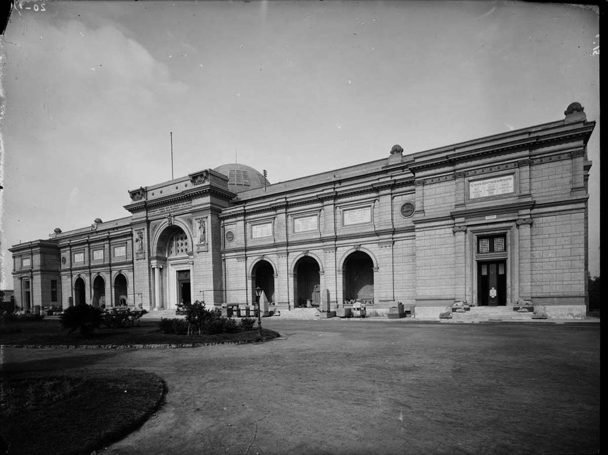 صور أرشيفية المتحف المصري بداية القرن العشرين أرشيف المتحف المصري Archival photos show the museum at the beginning of the twentieth FHJXSmhXMAklqkz