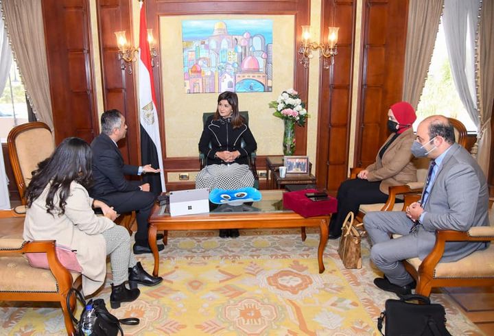 وزيرة الهجرة تستقبل الرئيس التنفيذي لمؤسسة شباب القادة لبحث التعاون بين مركز وزارة الهجرة للحوار والمؤسسة 47666