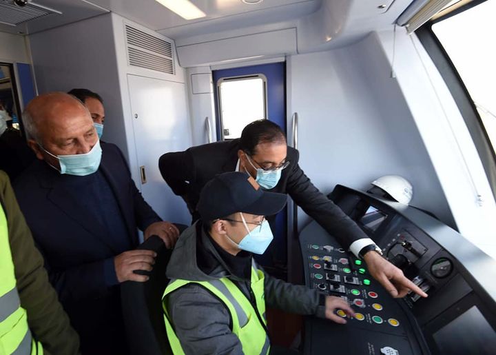 خلال جولته التفقدية اليوم: رئيس الوزراء يتابع التشغيل التجريبي للقطار الكهربائي الخفيف LRT 49589