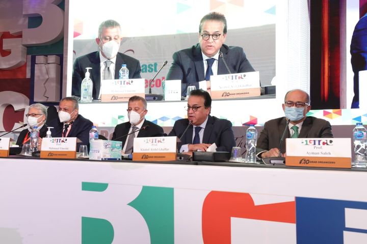 وزير التعليم العالي ورئيس جامعة عين شمس يفتتحان المؤتمر الدولي الرابع عشر لأورام الثدي والثاني لأورام الرئة 77752