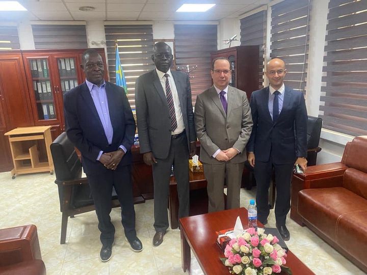 سفير مصر في جوبا يلتقي كل من وزير النقل ورئيس سلطة الطيران المدني بجنوب السودان ******* التقى السفير معتز 18365