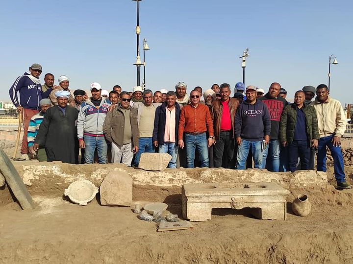 عثرت البعثة الأثرية المصرية العاملة بمعبد الأقصر على مجموعة من الآثار الملكية الهامة، من بينها لوحة جنائزية 22131