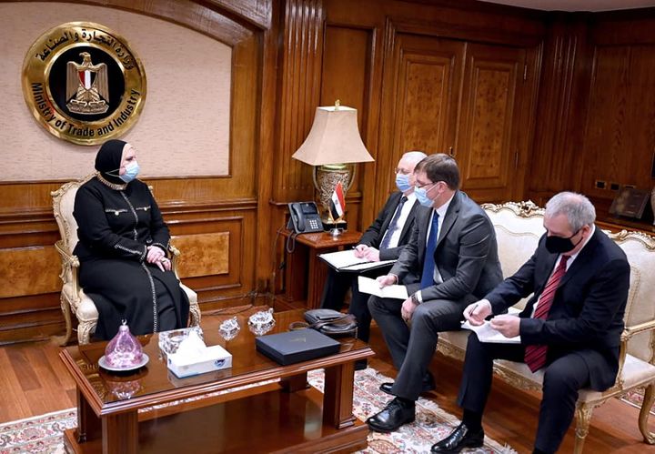 وزارة التجارة والصناعة: في تحرك عاجل وزيرة التجارة والصناعة تبحث مع السفير الروسي بالقاهرة 22952