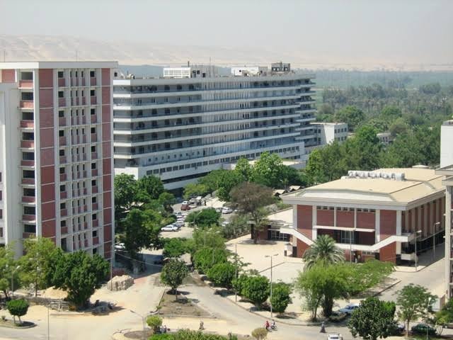 إنجازات طبية جديدة يحققها المستشفى الجامعى بأسيوط * القضاء على 100% من قوائم انتظار عمليات أورام الصدر و91% من 35115