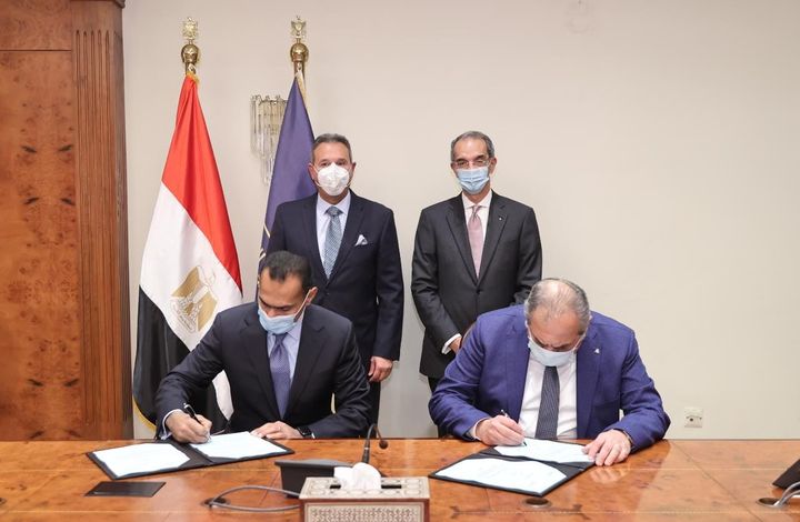 الدكتور/ عمرو طلعت وزير الاتصالات وتكنولوجيا المعلومات والأستاذ/ محمد الأتربى رئيس مجلس ادارة بنك مصر 46523