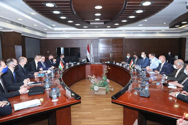 وزارة النقل: خلال لقاء وزير النقل مع وزير الخارجية والتجارة المجري • بحث توطين صناعة السكك 48661