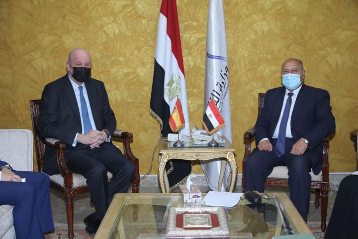 وزارة النقل: وزير النقل يبحث مع السفير الأسباني بالقاهرة موقف المشروعات المشتركة الجاري 52617