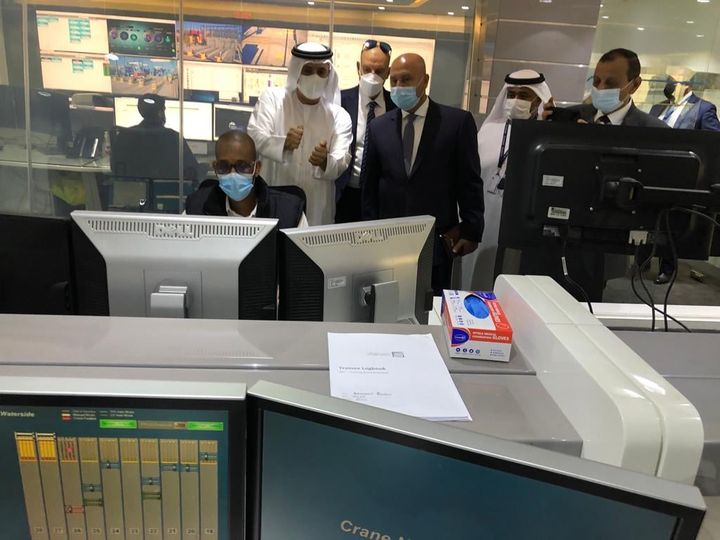 وزارة النقل: في ختام زيارته لدولة الإمارات العربية المتحدة - وزير النقل يزور ميناء خليفة 65307
