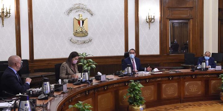 رئيس الوزراء يتابع خطوات إنشاء مجمعات الخدمات الحكومية بالمحافظات مدبولي: توجيهات من الرئيس بالإسراع فى 92149