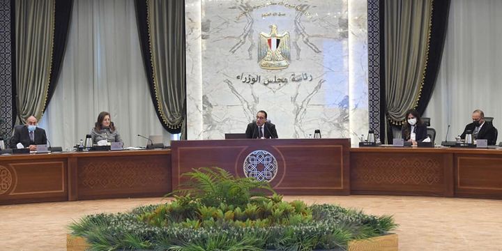 رئيس الوزراء يجيب عن أسئلة الصحفيين والإعلاميين بشأن عدة ملفات مهمة فى نهاية المؤتمر الصحفي الذى عقد ، قام 93538