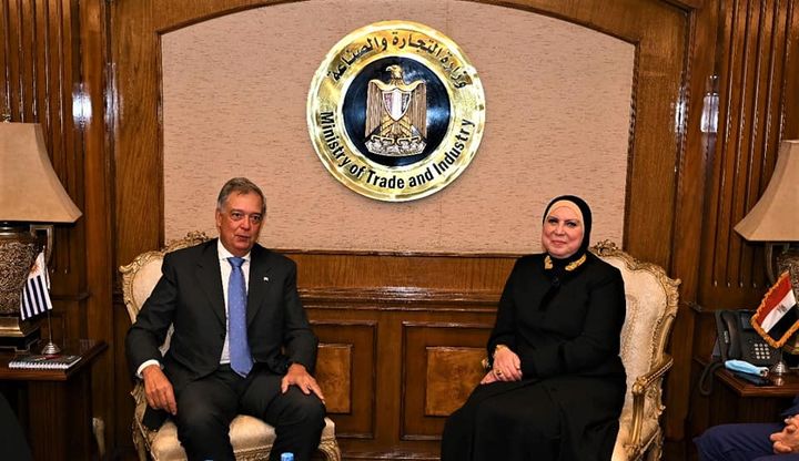 وزارة التجارة والصناعة: وزيرة التجارة والصناعة تبحث مع وزير الزراعة بدولة أوروجواى سبل تنمية 93621