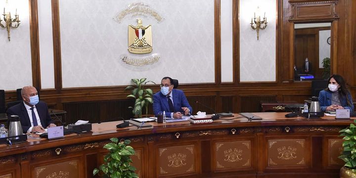 رئيس الوزراء يتابع مع وزير النقل عدداً من مشروعات الوزارة مدبولي: مشروعات النقل تحظى باهتمام ومتابعة 98290