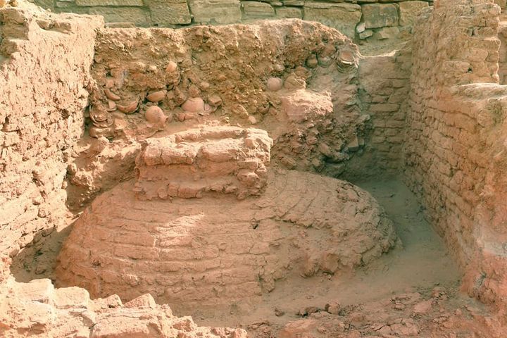 وزارة السياحة والآثار: ٢ مارس ٢٠٢٢ - الكشف عن مركز إداري يرجع إلى العصر الانتقالي الأول 38087