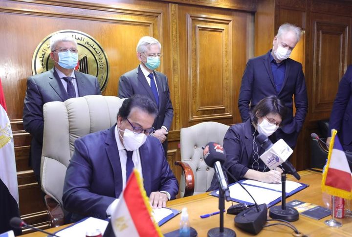 وزير التعليم العالي يوقع العقد الاستشاري للرسومات الهندسية لحرم الجامعة الفرنسية الجديد في مصر وقع د 38954