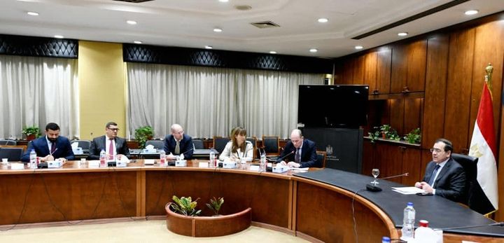 وزارة البترول والثروة المعدنية: مباحثات مع البنك الأوروبى لإعادة الإعمار في مجال خفض 49168