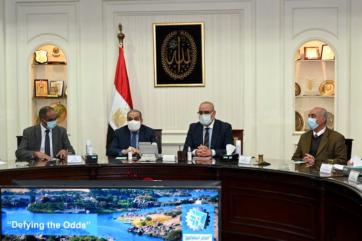 وزيرا الإسكان والإنتاج الحربي يستعرضان إحدى التقنيات الحديثة المستخدمة في معالجة مياه الصرف الصحي وتنقية 83919