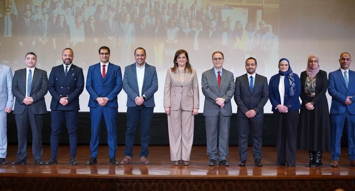 وزيرة التخطيط والتنمية الاقتصادية تشهد تخريج أربع دفعات من برنامج القيادة للتميز الحكومي 🔴 شهدت د 95723