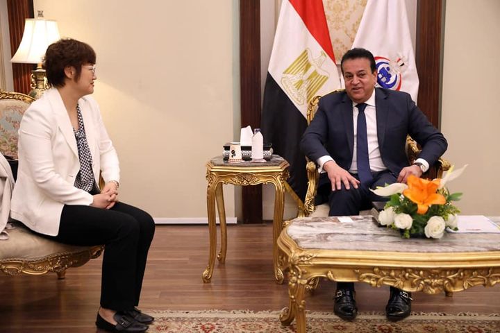 وزارة الصحة والسكان: وزير التعليم العالي والقائم بأعمال وزير الصحة يستقبل مدير عام شركة 98810