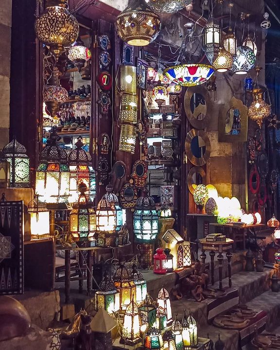 النهاردة حكايتنا عن شيء مميز جدا هتلاقيه في خان الخليلى بالتحديد ، بيزين شوارعه و كان بيساعدنا زمان في طريقنا 31263