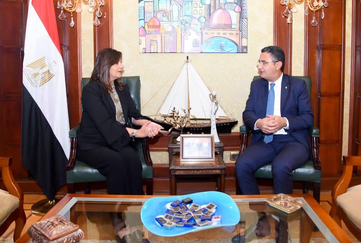 وزيرة الهجرة تستقبل رئيس مجلس إدارة البريد المصري لبحث استفادة المصريين بالخارج من الخدمات البريدية …… 97017