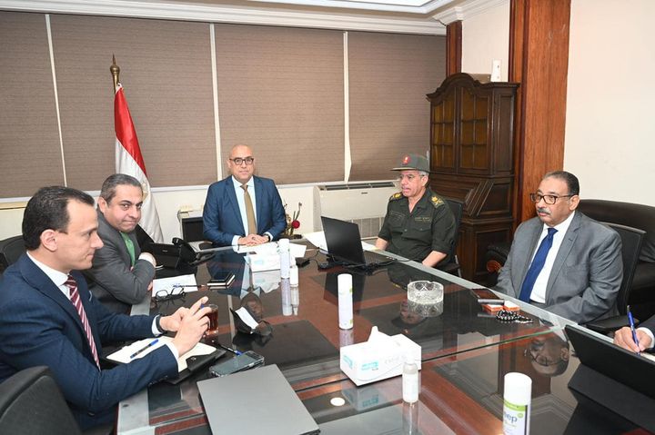 وزير الإسكان ونائب رئيس الهيئة الهندسية يستعرضان عددا من المشروعات المشتركة بمحافظة الإسكندرية 12572