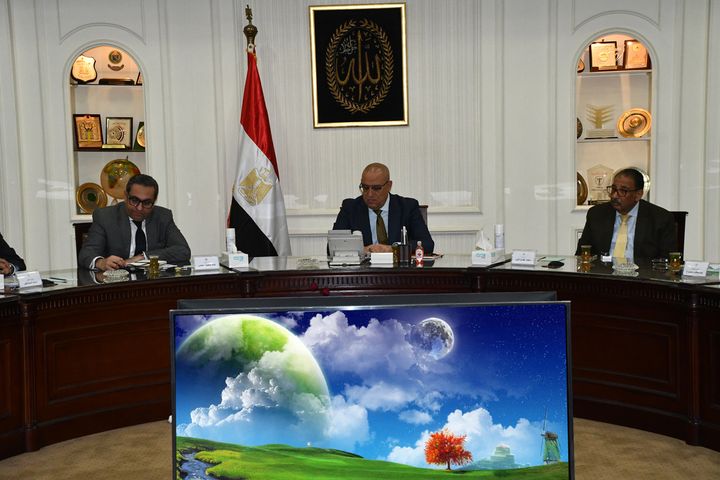 وزير الإسكان يتابع مع مسئولى شركة المقاولون العرب موقف تنفيذ المشروعات فى مختلف القطاعات الجزار يوجه الشركة 25757