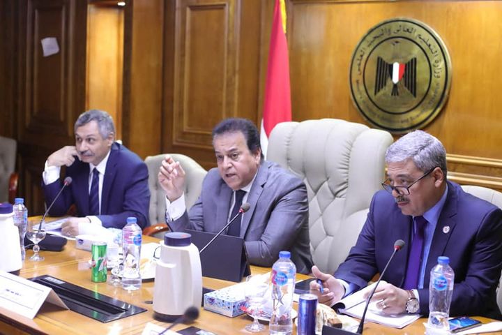 وزير التعليم العالي يرأس اجتماع مجلس المراكز والمعاهد والهيئات البحثية - لوائح جديدة لتطوير الإنتاج 35926