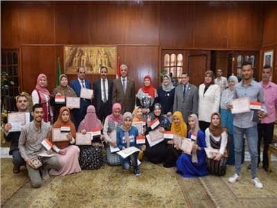 وزير التعليم العالي يستعرض تقريرًا حول إنجازات الجامعات في محو الأمية - الجامعات المصرية تنجح في محو أمية 310 36782