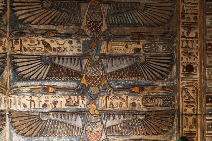 نجحت البعثة الأثرية المصرية الألمانية المشتركة العاملة بمعبد إسنا في الكشف عن النقوش والصور والألوان 43559