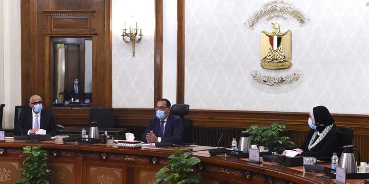 رئيس الوزراء ومحافظ البنك المركزي يتابعان سبل تيسير إجراءات توفير التمويل للسلع الاستراتيجية ومستلزمات 52680