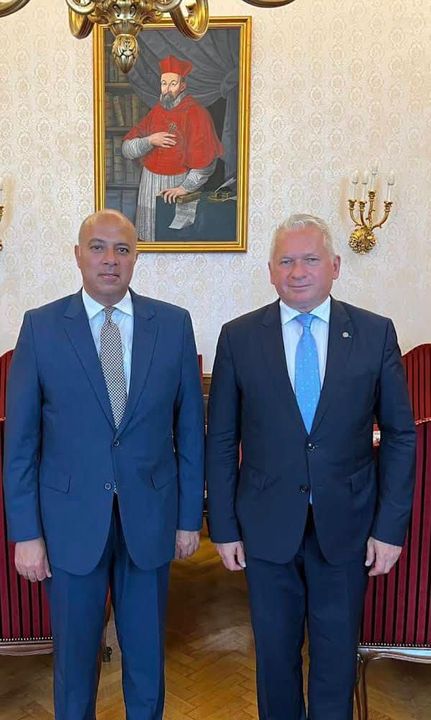 السفير المصري في بودابست يلتقي برئيس جامعة ELTE المجرية  التقي السفير محمد الشناوي، سفير 58118
