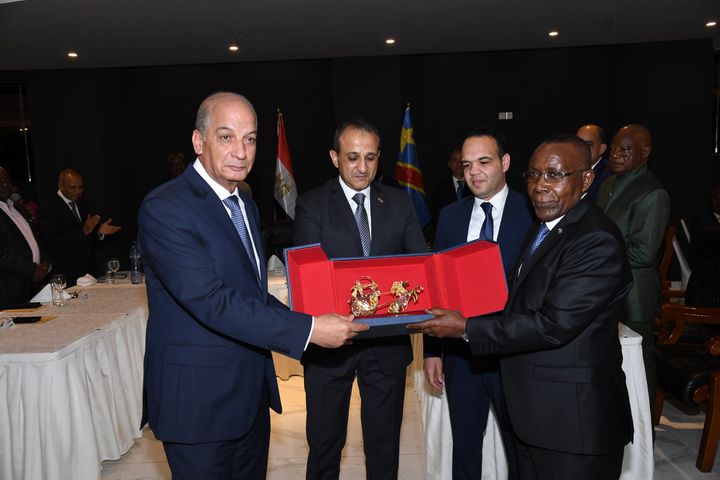 المتحدث العسكرى : الفريق أول / محمـد زكى القائد العام للقوات المسلحة وزير الدفاع والإنتاج الحربى يعود إلى أرض 73828