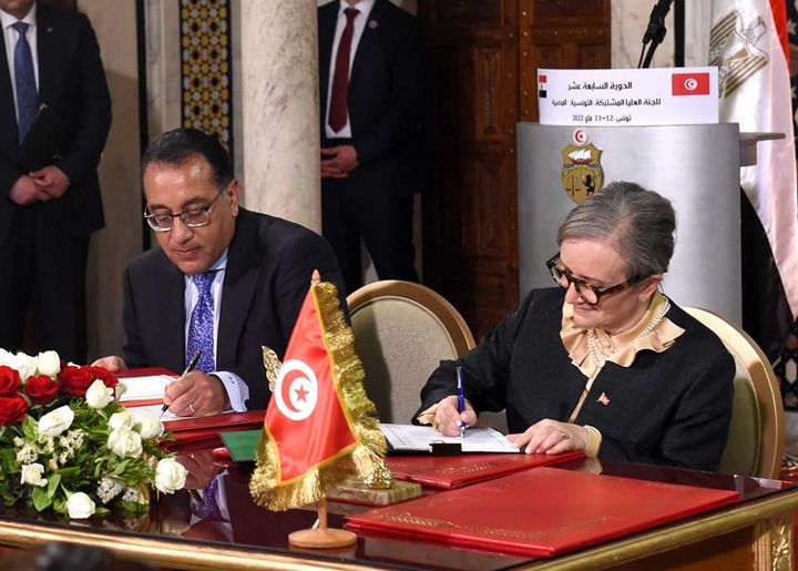 عقب اجتماعات اللجنة العليا المصرية التونسية المشتركة المنعقدة في تونس: رئيس الوزراء ورئيسة الحكومة يشهدان 77519