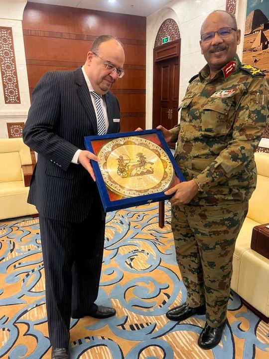السفير المصري في الخرطوم يلتقي عضو مجلس السيادة الانتقالي في السودان ****** التقى السفير حسام عيسى، سفير 83051
