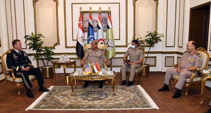 المتحدث العسكرى : الفريق أول / محمد زكى القائد العام للقوات المسلحة وزير الدفاع والإنتاج الحربى يلتقى قائد 94737