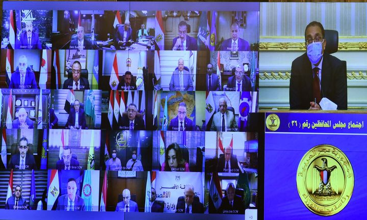 خلال اجتماع مجلس المحافظين برئاسة مدبولي: محافظ دمياط تستعرض مـشـروع المدينة الآمنة بالمحافظة 30436