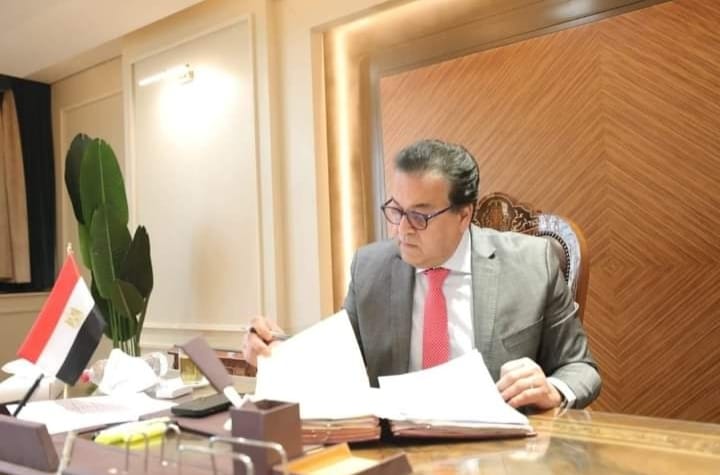 وزير التعليم العالي يستعرض تقريرًا حول حصاد أداء معهد إعداد القادة خلال عام 2021/2022 استعرض د 30762