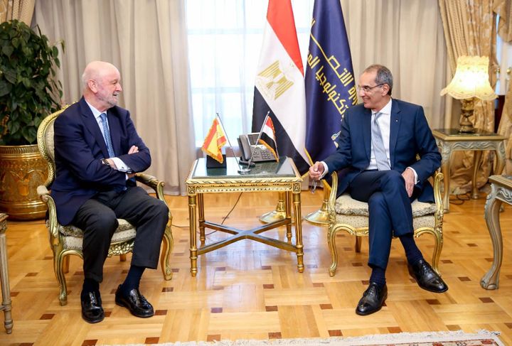 الدكتور/ عمرو طلعت وزير الاتصالات وتكنولوجيا المعلومات يبحث مع سفير أسبانيا بالقاهرة تعزيز التعاون بين 53912