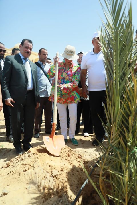 فى إطار الاحتفال بيوم البيئة العالمي: وزيرة البيئة ومحافظ الوادى الجديد يطلقان حملة تشجير لزراعة 1000 شجرة 72419