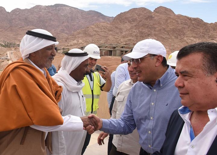 خلال تفقده لمشروع موقع التجلي الاعظم بمدينة سانت كاترين: رئيس الوزراء يلتقي بعدد من مشايخ القبائل 72703