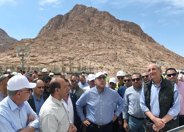 خلال جولته في سانت كاترين: رئيس الوزراء يتفقد مشروع تنفيذ الحي السكني بالزيتونة رئيس جهاز التعمير: تنفيذ 75726
