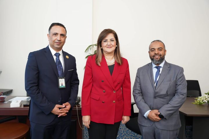 البنك الإسلامي يكرم الفريق الإعلامي لوزارة التخطيط والتنمية الاقتصادية كرم البنك الإسلامي للتنمية الفريق 93133